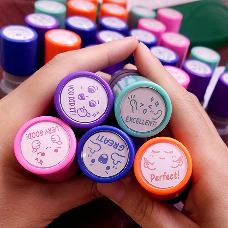 Rubber Date Stamp - ตราประทับสำหรับครู 5 ชิ้น, ลวดลายการ์ตูนน่ารักและคำพูดสร้างแรงจูงใจ, เหมาะสำหรับลายเซ็นผู้ปกครองและรางวัลสำหรับครู